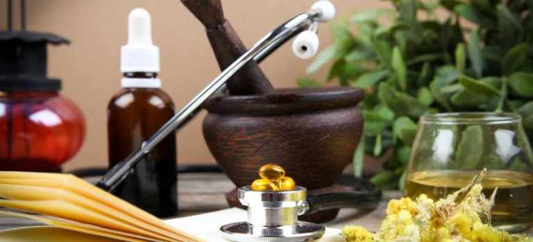 Portada salud integral con fonendoscopio y remedios naturales