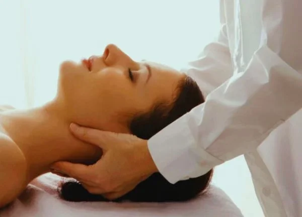 reiki usui con imposición de manos en el cuello