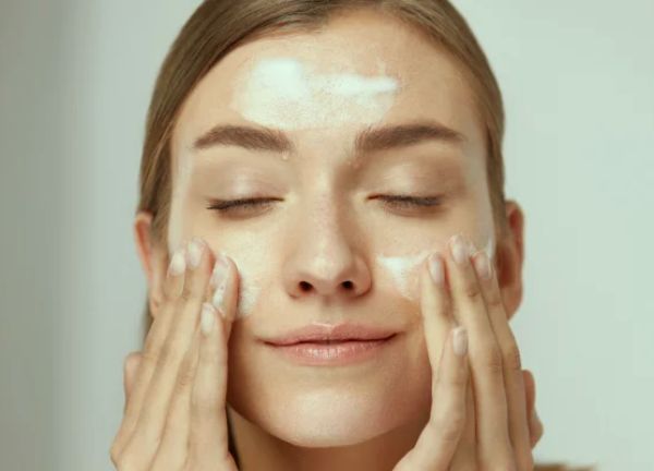 aplicar cremas para el cuidado de la piel