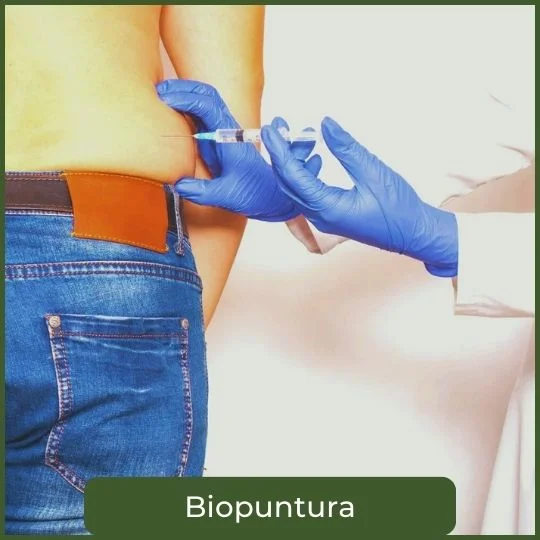 biopuntura y medicina biológica en Bogotá inyectando a un abdomen