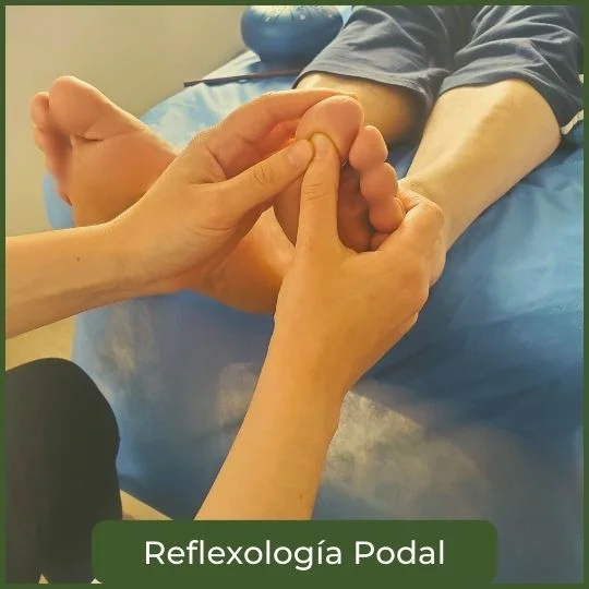 reflexologia podal en Bogotá masajeando pies