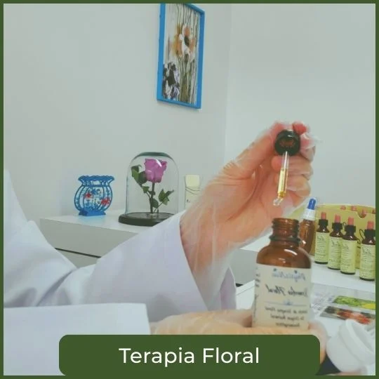 terapia floral en Bogotá con médica preparando flores