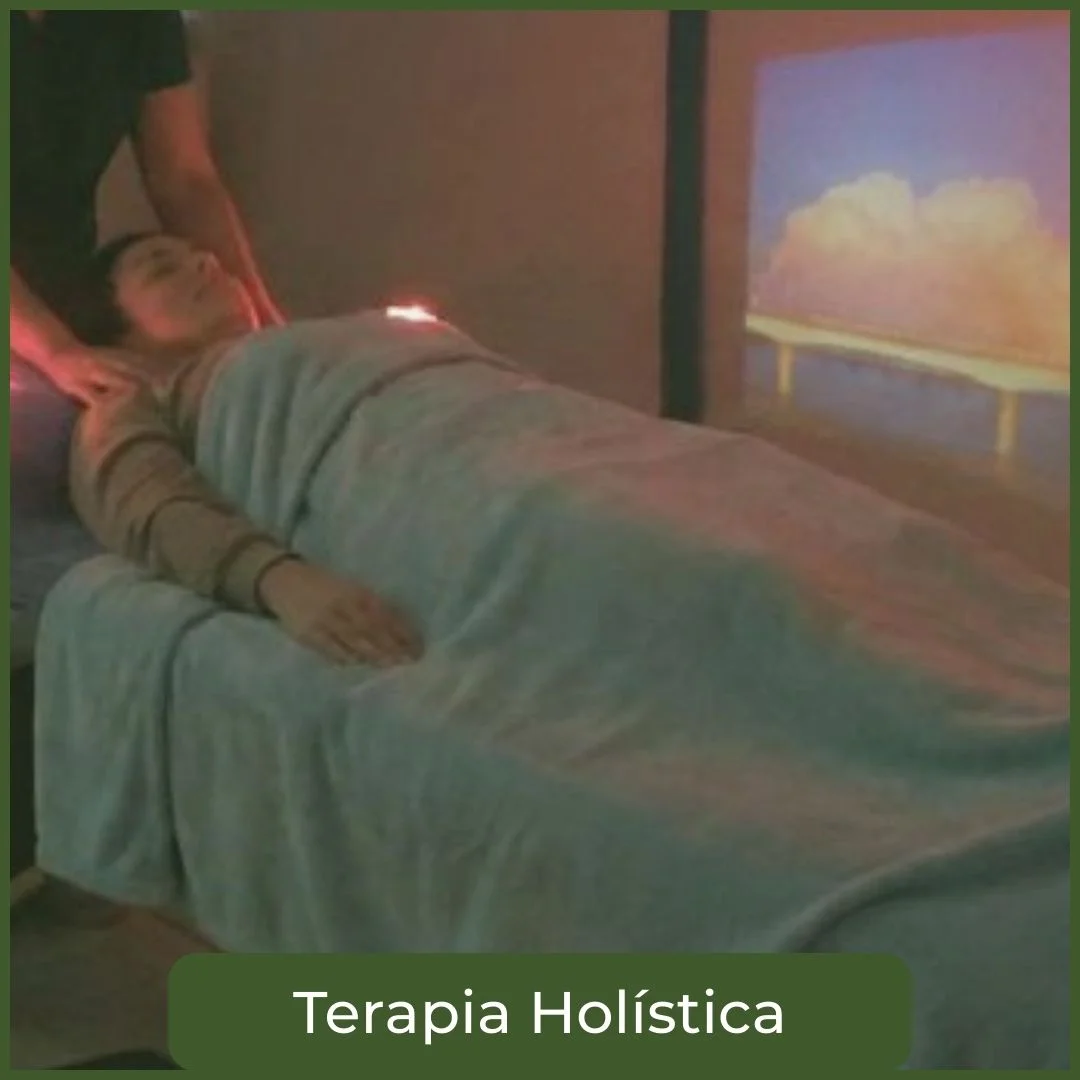 terapia holistica con paciente recostado en la camilla