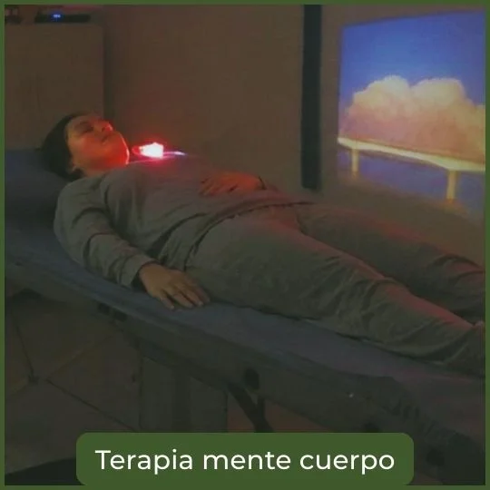 terapia mente cuerpo con paciente en visualización guiada